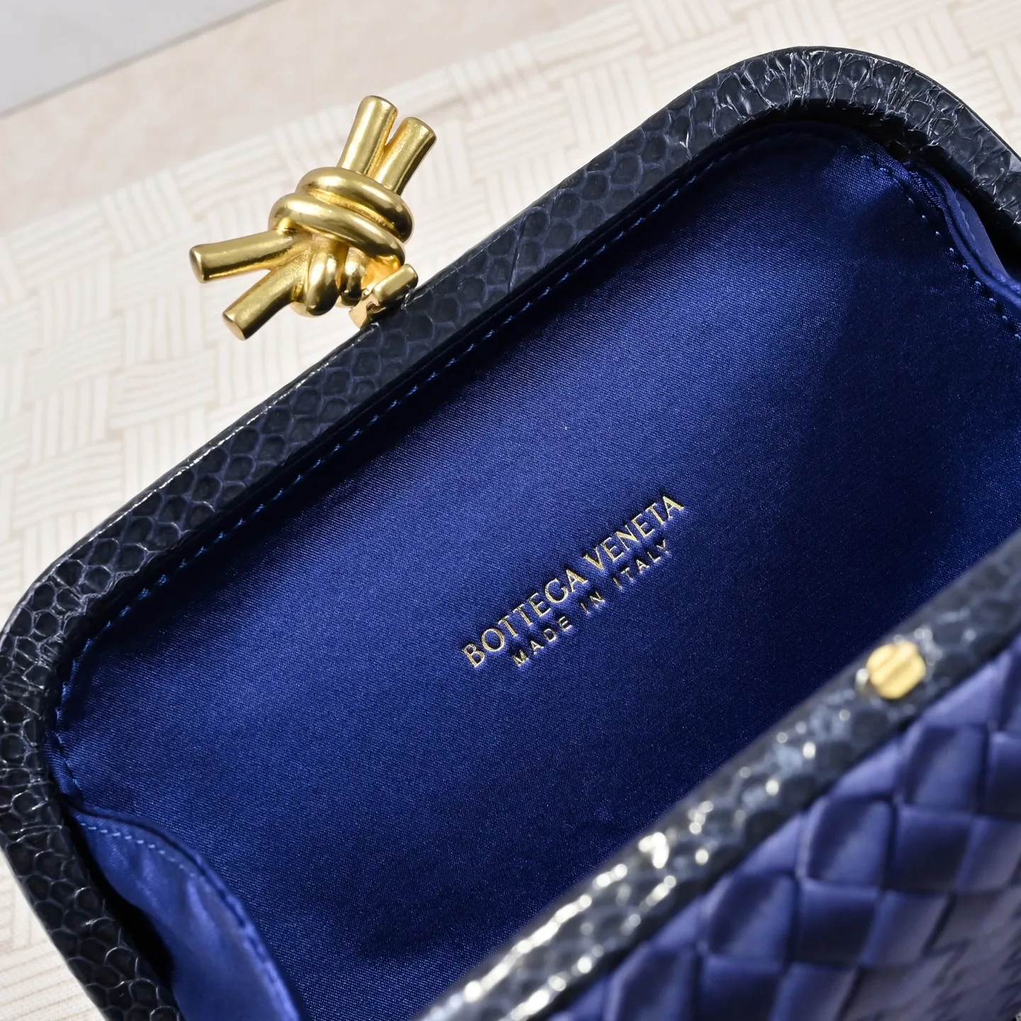 Batch 1460 #BV Knot woven evening bag series ~ Each bag reveals exquisite elegance💫Iconic classic silk weaving➕snake skin trimming with knot buckle, soft and delicate feel. The design is small and exquisite, low-key without logo, elegant and elegant. Paired with evening dress or cheongsam, it has the atmosphere of a famous and wealthy lady. Full of aura and invincible texture💃 Model: 7622 Dimensions: 20x12x5.5